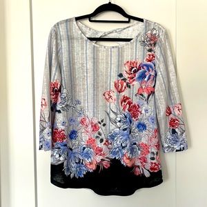 3/4 sleeve flowered blouse with peekaboo back